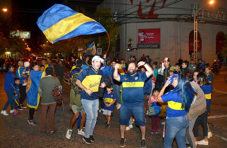 Los festejos de los hinchas de Boca en el centro cipoleño