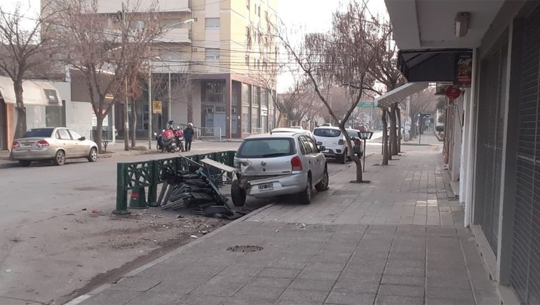 Imprudentes al volante: chocaron autos estacionados en pleno centro
