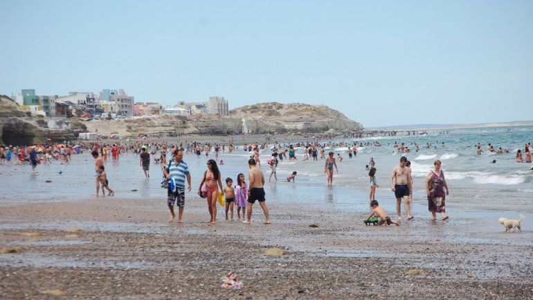 Miles de turistas ya disfrutan de las playas en Las Grutas