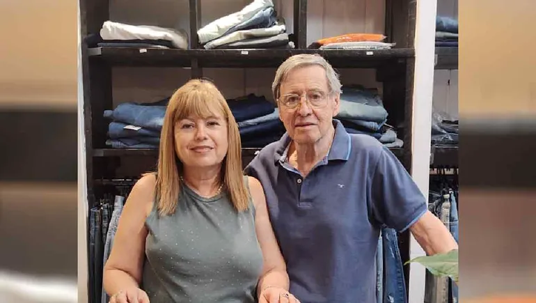 Lili y César, agradecieron al leal público. Una clienta del histórico comercio rompió en llanto. Lili y César, agradecieron al leal público. Una clienta del histórico comercio rompió en llanto.