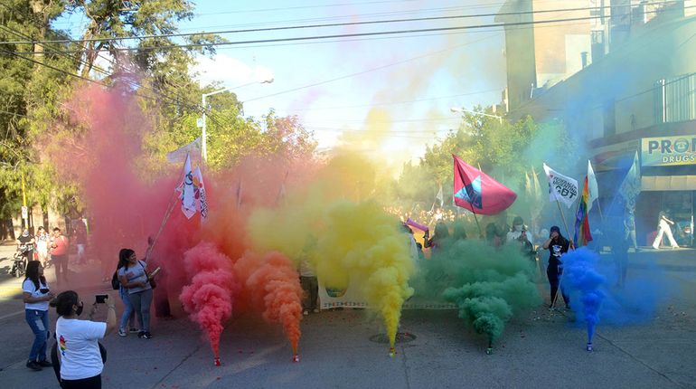 Con orgullo, color y alegría, marchó el colectivo LGBTI