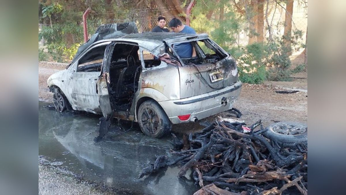 Llevaba leña para el asado de Nochebuena y se le incendió el auto