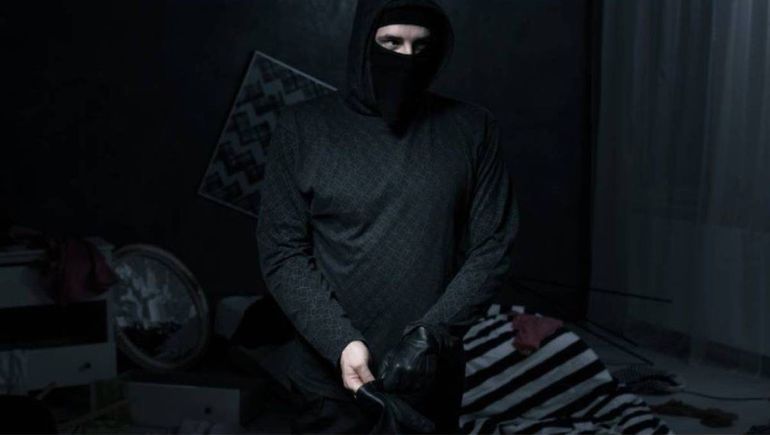 Ladrones entraron al garage de una casa y robaron varios elementos.