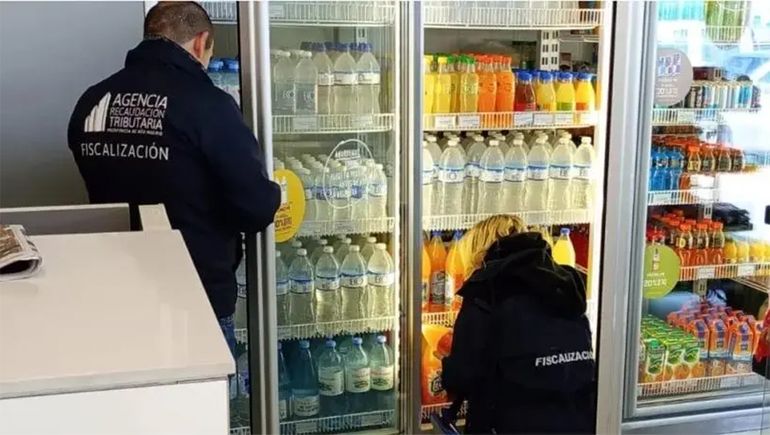 Inspeccionaron comercios y estaciones de servicio de la provincia y encontraron productos vencidos