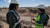 La contratación de mujeres en el proyecto VMOS no se limita a trabajos de administración, sino que se desempeñan en el corazón operativo de la obra.