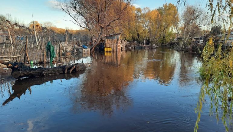 La crecida del río destrozó un puente en la Isla Jordán.