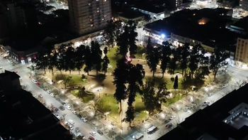 La Plaza San Martín de Cipolletti ya luce su renovada iluminación led.
