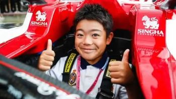 el nene que dono todos sus ahorros a alfa romeo y ahora lo patrocina