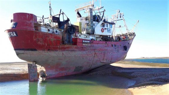 Un buque pesquero varó al zarpar del muelle de San Antonio Oeste