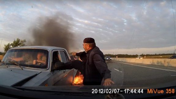 Su auto estaba por explotar y se salvaron de milagro 