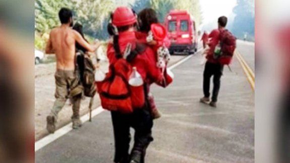El gesto de un brigadista en medio del infierno que conmovió al país