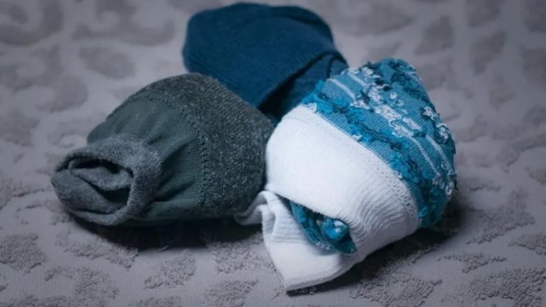 Guardar las medias en bolitas es un hábito doméstico muy extendido.