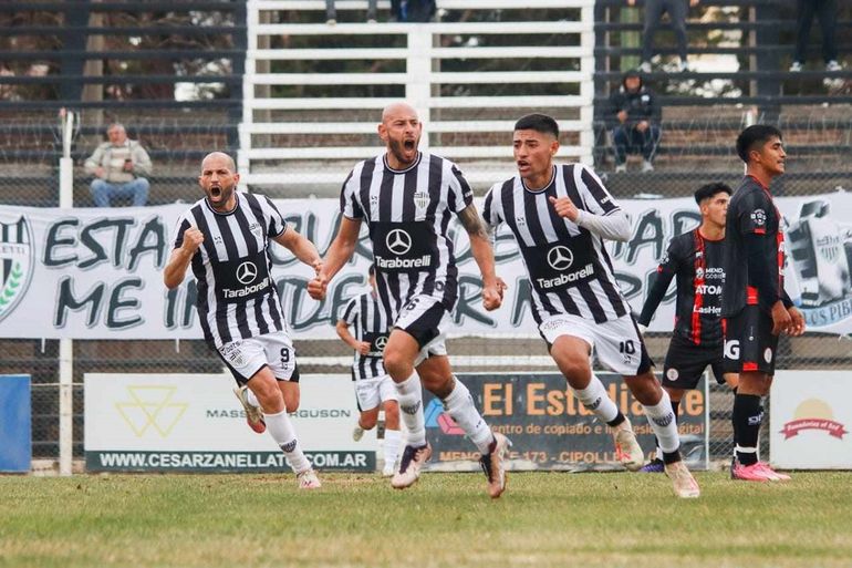 Laureano Tello festeja su gol contra Huracán Las Heras en La Visera. Primer tanto para el volante en esta temporada. Fotos: Anahí Cárdena&nbsp;
