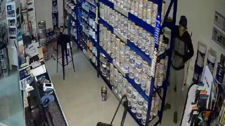 Entró a robar a una pinturería y antes de escapar limpió sus huellas