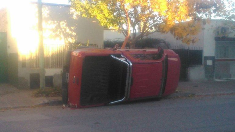 La camioneta quedó volcada en el lugar hasta el mediodía.&nbsp;