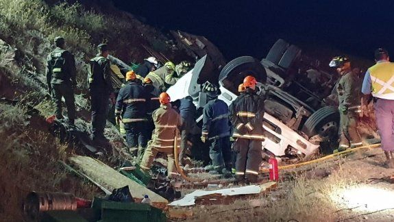 Está grave tras el vuelco de un camión lleno de verduras