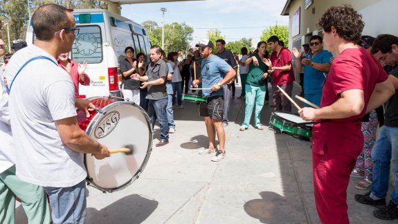 Trabajadores del hospital marcharon por el atraso salarial y continúan con la retención