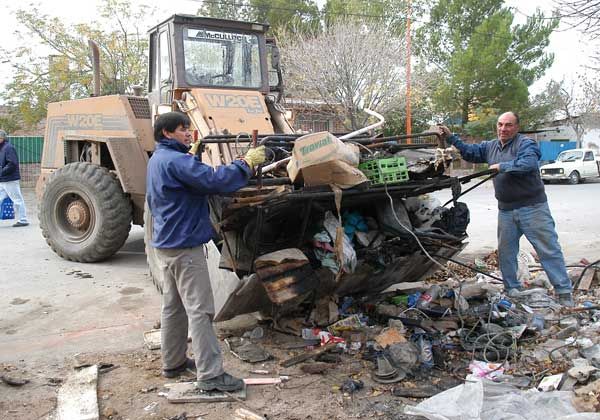 Cipolletti Limpia completó 15 camiones de chatarra