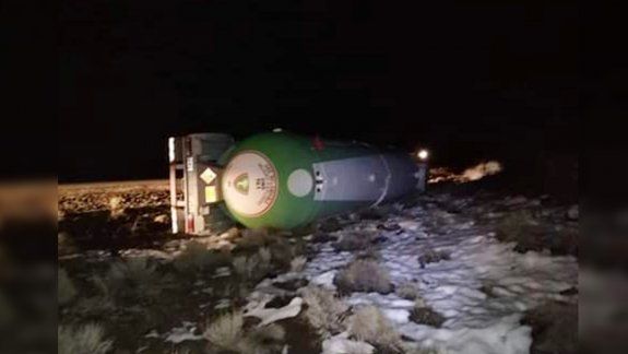 Camionero cipoleño volcó con cargas peligrosas
