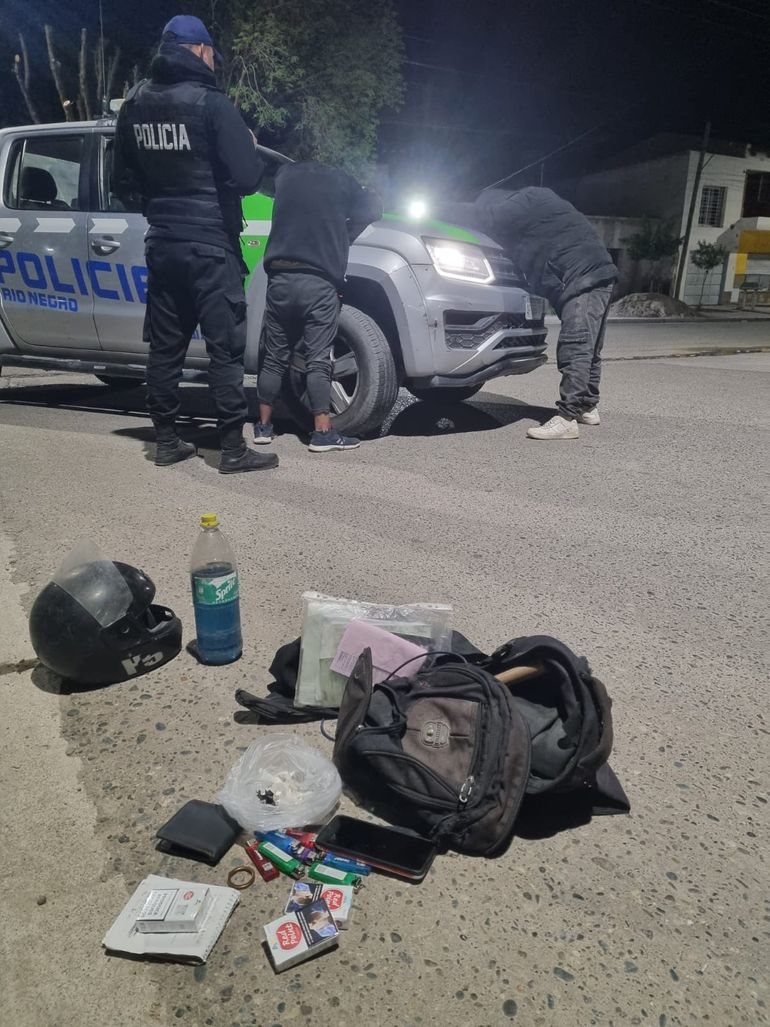 En el operativo también intervino personal de Tránsito Municipal ya que se comprobó que la motocicleta no contaba con la documentación correspondiente, por lo que se procedió al secuestro del rodado.