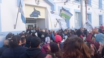 manana agitada en viedma: marchan policias y acampan hospitalarios