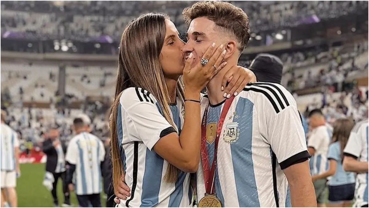 A dónde se fue de vacaciones Julián Álvarez con su novia tras la aparición de su profe de inglés