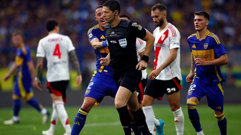 Un ex árbitro no calló nada y criticó el gol anulado de Boca ante River: No es así