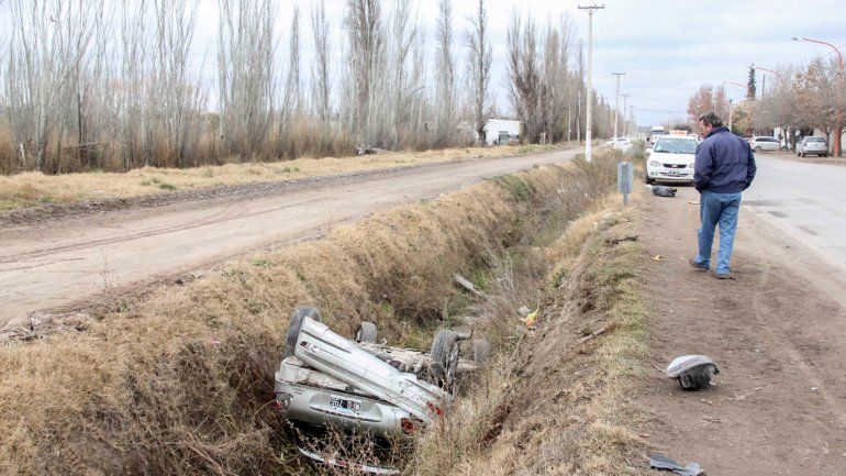 El Peugeot 207 frenó bruscamente para evitar chocar al taxi
