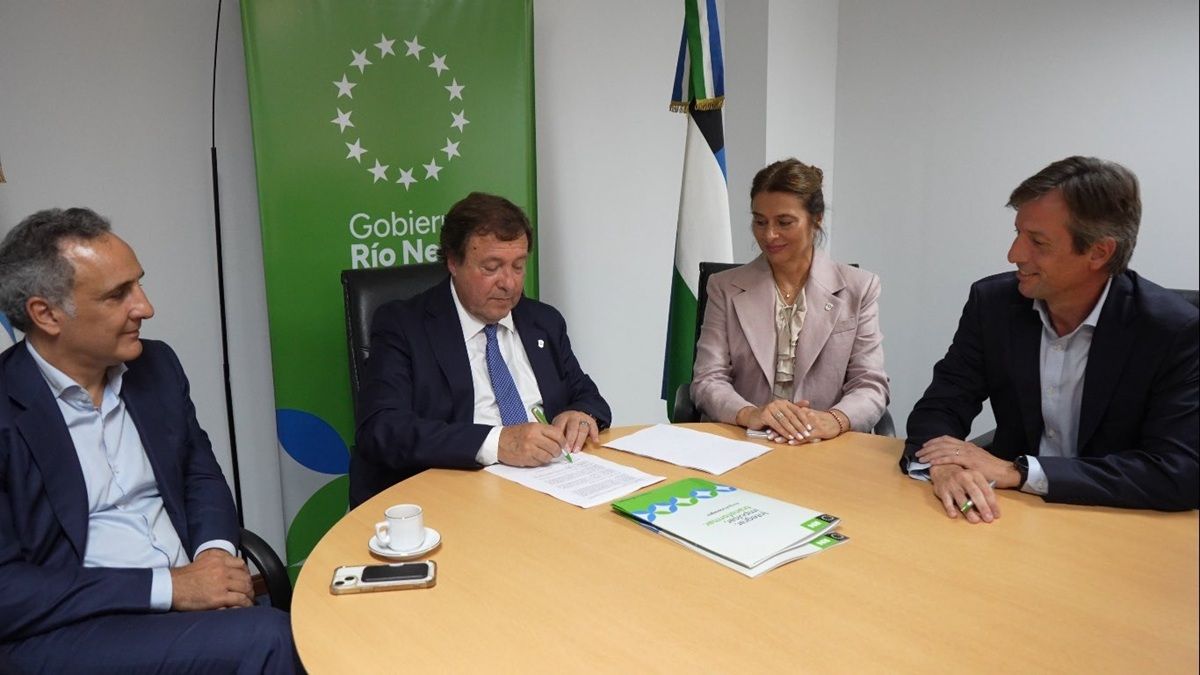 El gobernador de Río Negro firmó un acuerdo con Southern Energy (SESA) y San Matías Pipeline. Foto: Gentileza.