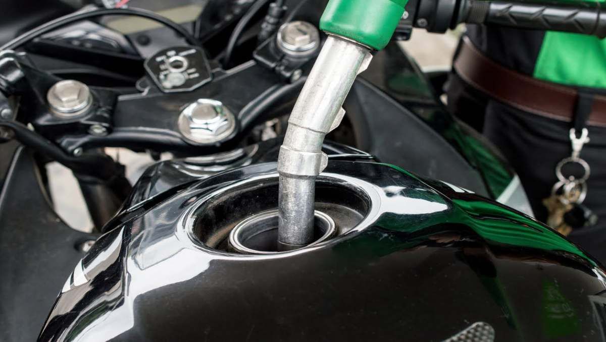 Cargó combustible y a la cuadra se le paró la moto: era pura agua...