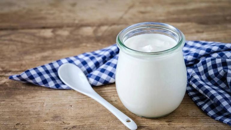 Consumir tan solo 100 g diarios de yogur tiene potencial para mejorar la dieta.