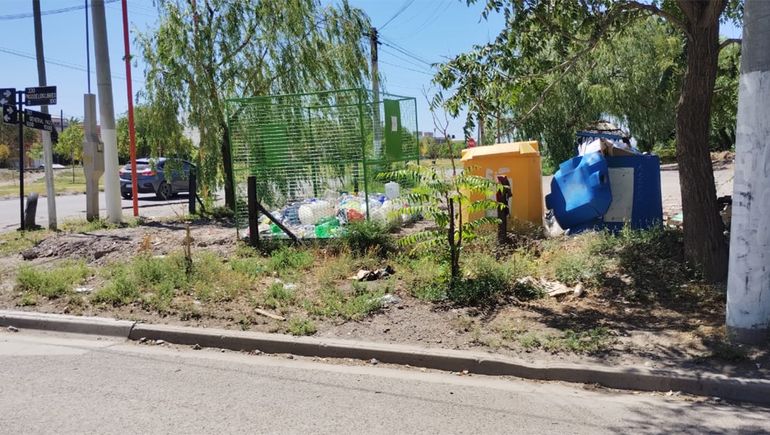 La reubicación de puntos limpios genera reclamos.