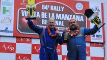 Mauro y Matías en lo más alto del podio en el autódromo de Roca, donde se hizo la premiación. Fotos: gentileza Verónica Troncoso