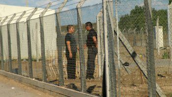 intiman al jefe de la carcel a frenar la ola de violencia entre los presos