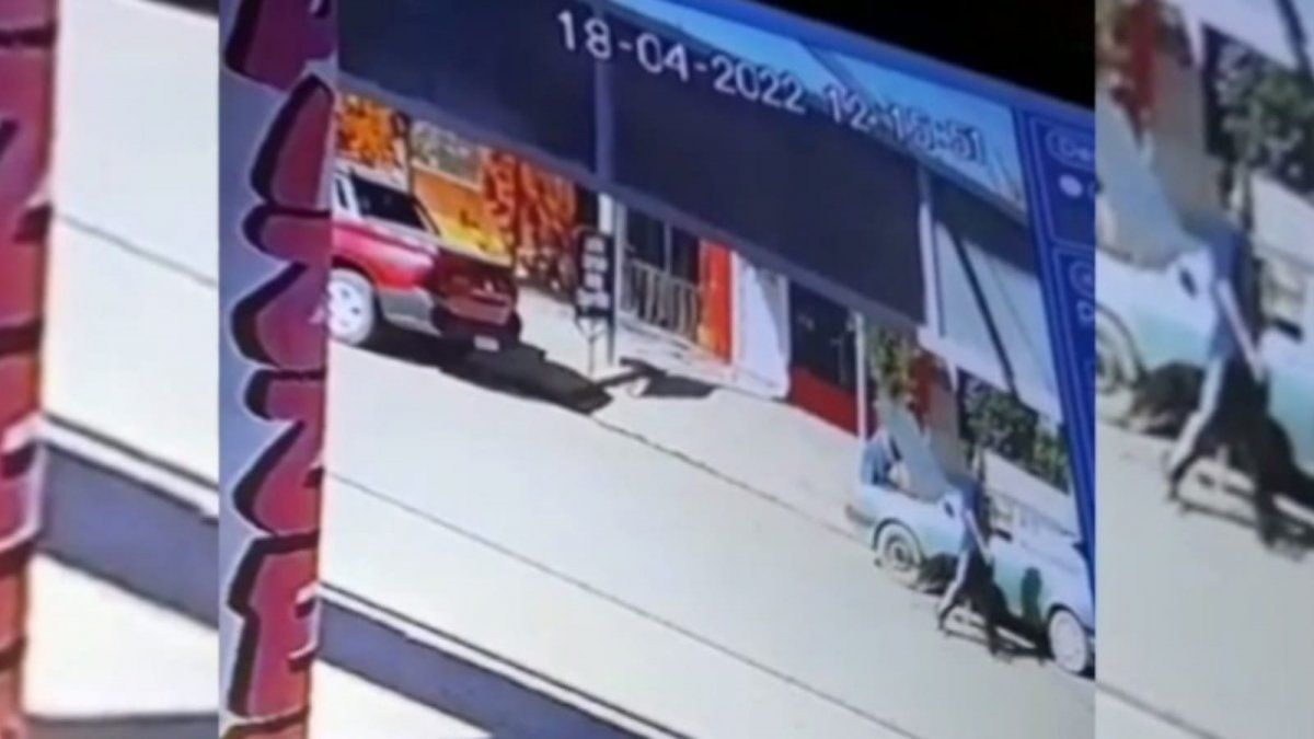 Cliente pagó con un billete falso y luego robó la batería de un auto