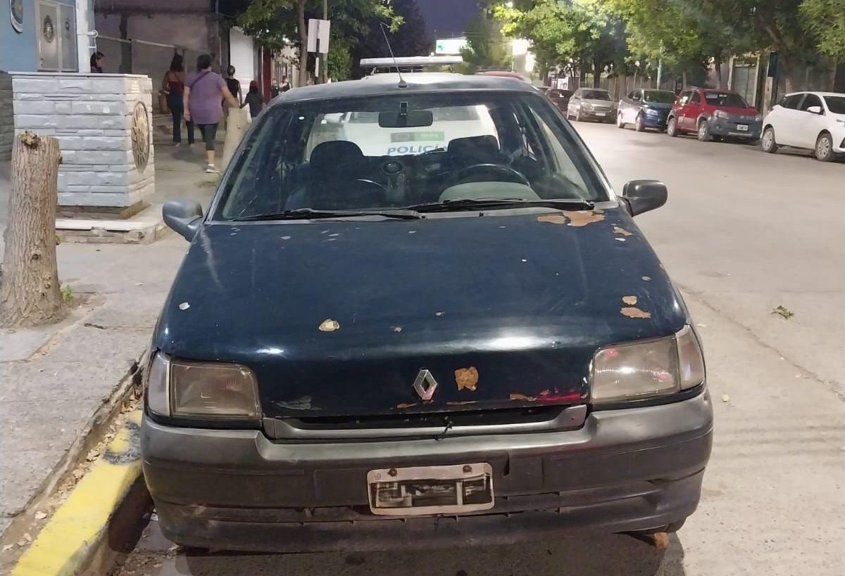 El auto fue secuestrado por el personal policial tras una breve persecución.
