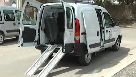 Le robaron la rampa para sillas de ruedas de su taxi adaptado