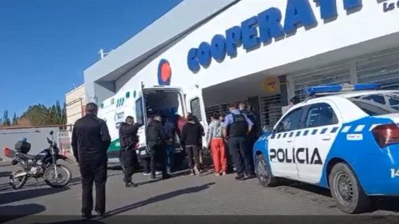 Joven llegó desnudo
