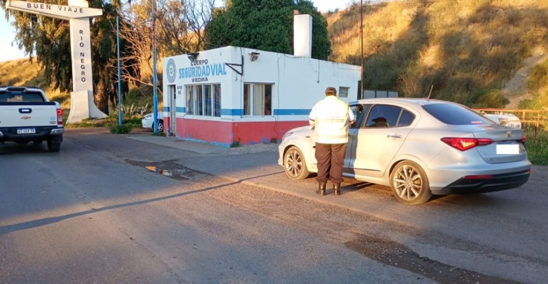 Conductor borracho se negó a un control y le pegó una piña a una policía