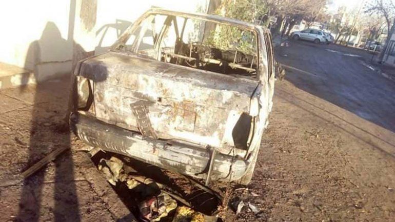 Una moda delictiva: incendian otro auto en el Piedrabuena