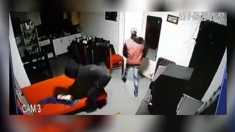 Robaron electrónica y joyas por $100 mil a sus vecinos: quedaron escrachados por las cámaras