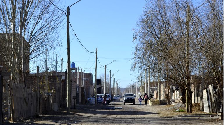 Los vecinos denuncian que el hombre no es de la ciudad y vive junto a otros en una casa de alquiler. Lo amenazaron de muerte si regresa al barrio. Los vecinos denuncian que el hombre no es de la ciudad y vive junto a otros en una casa de alquiler. Lo amenazaron de muerte si regresa al barrio.