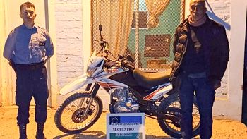La moto recuperada por policías de Balsa Las Perlas. Se la llevaban dos sujetos que fueron atrapados.&nbsp;