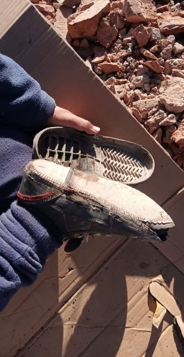 Las zapatillas viejas de un niño de 9 años de edad