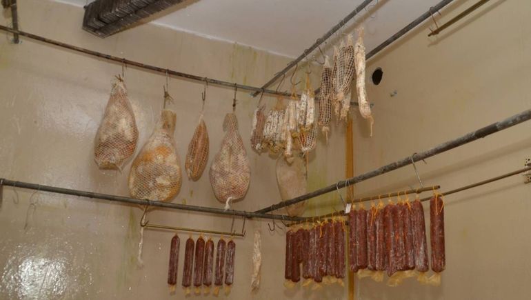 Una imagen tentadora. Los fiambres artesanales en una de las cámaras de la fábrica.