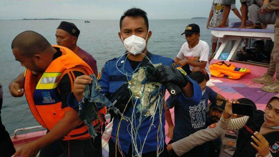 El avión de Indonesia con 60 pasajeros cayó al mar y no hay sobrevivientes