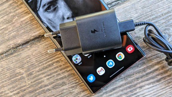 Samsung estudia retirar el cargador y los auriculares en los S21