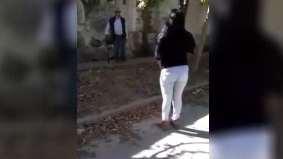 La acusan de entregar a su hija de 4 años a un anciano para violarla