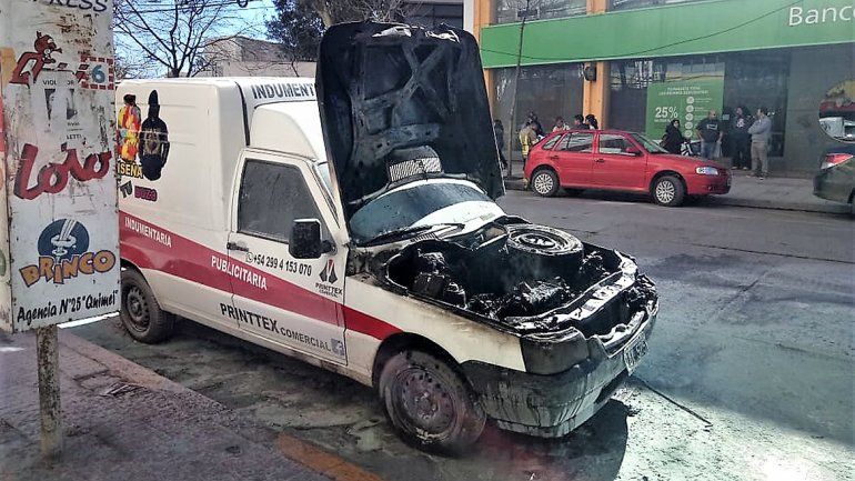 Fueron a trabajar a la Municipalidad y se les prendió fuego la camioneta