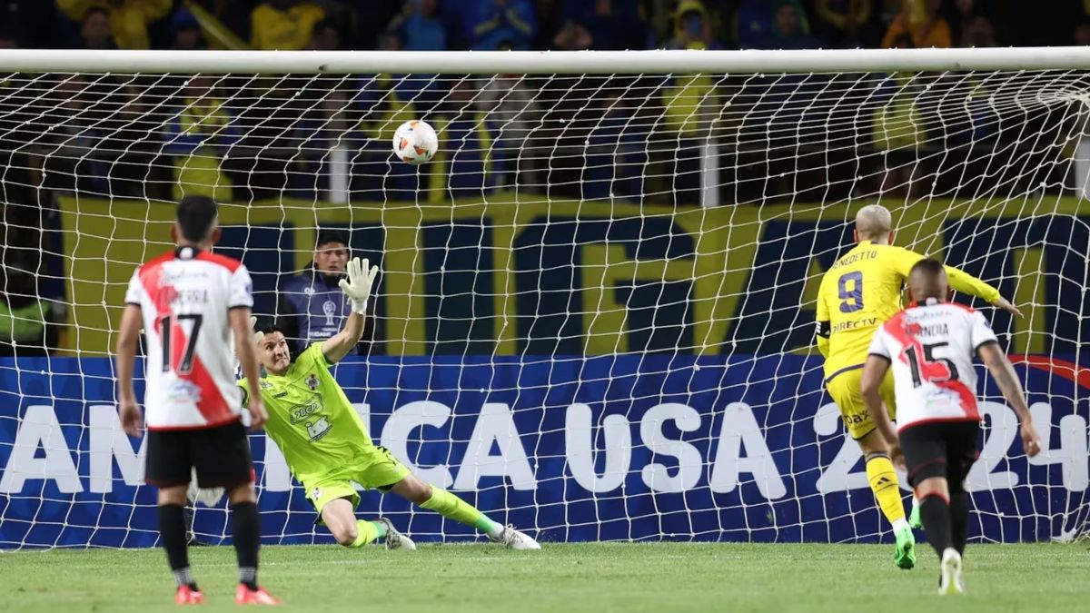 Los mejores memes contra Darío Benedetto después de errar otro penal